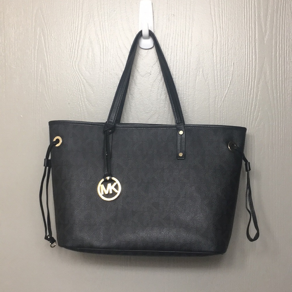 Black Michael Kors Jet Set Travel Bag